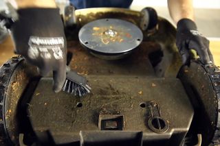 Rengör Husqvarna Automower med diskborste